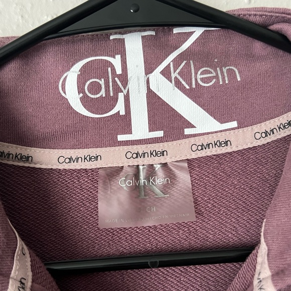 Calvin Klein Cropped Adjustable Waist 1/2 Zip
Logo Sleeve Sweatshirt Size S/CH - Picture 5 of 8